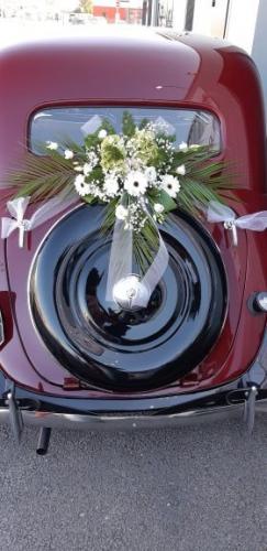 Décoration de mariage sur arrière de voiture