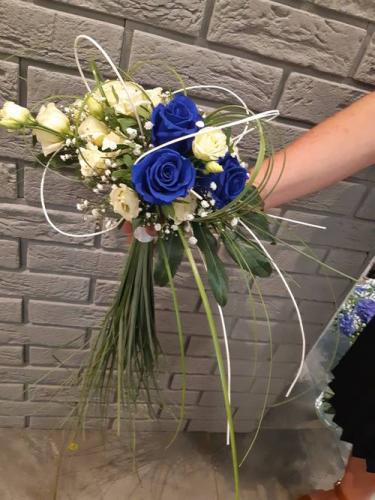 Bouquet blanc et 3 roses bleues poignet en feuillage