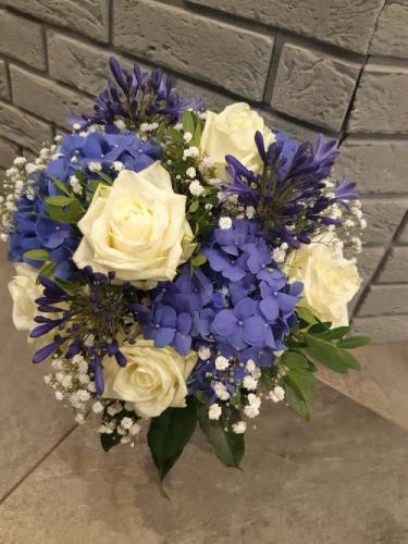 Bouquet de mariée blanc bleu et violet