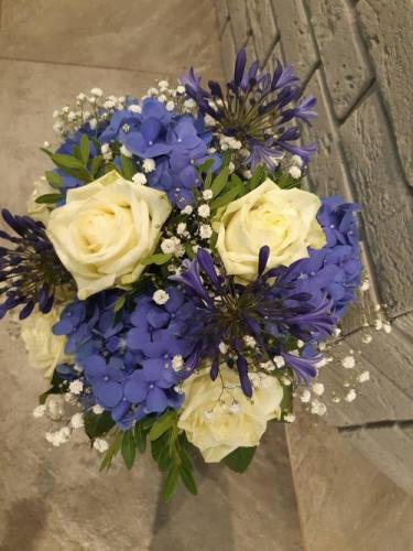 Bouquet hortensia agapanthe et roses